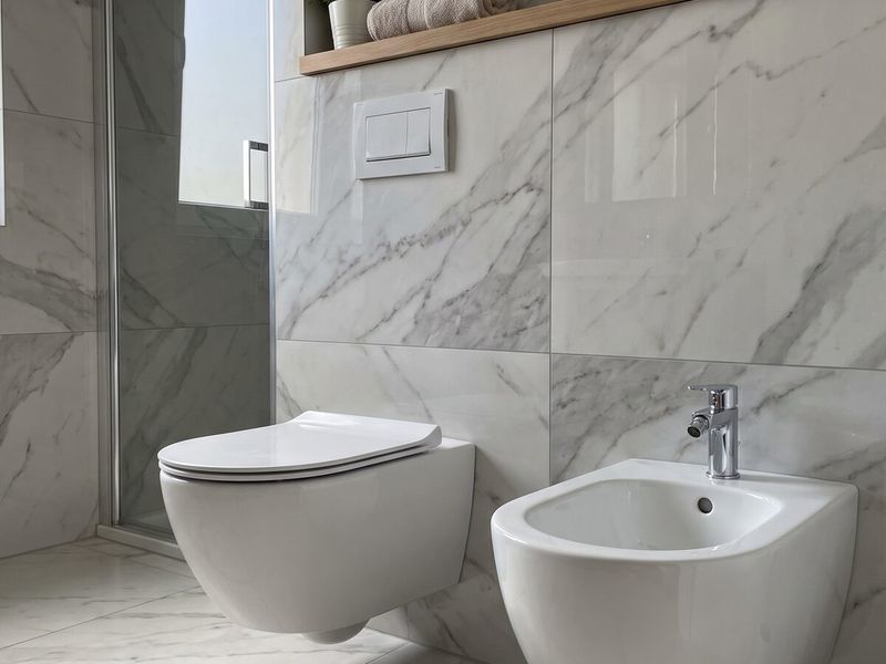 Bidet vedle závěsného WC s boční vzdáleností od stěny