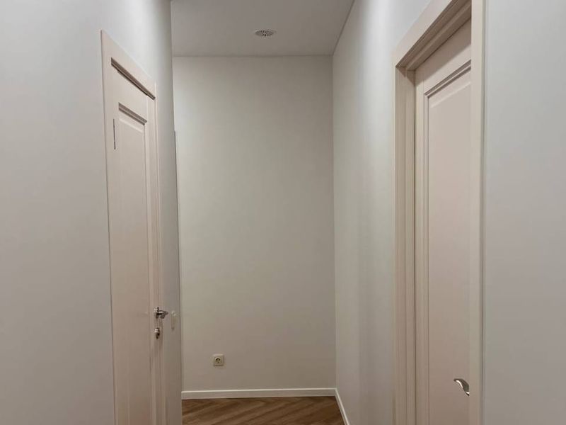 Chodba s dveřmi do dvou místností