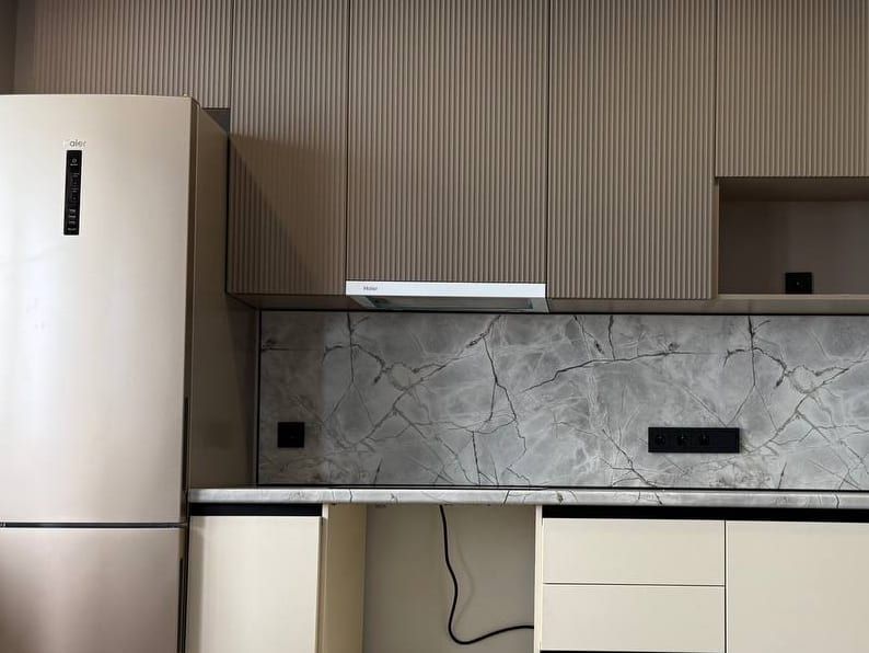 Výsuvná digestoř zabudovaná pod horní skříňkou nad varnou deskou