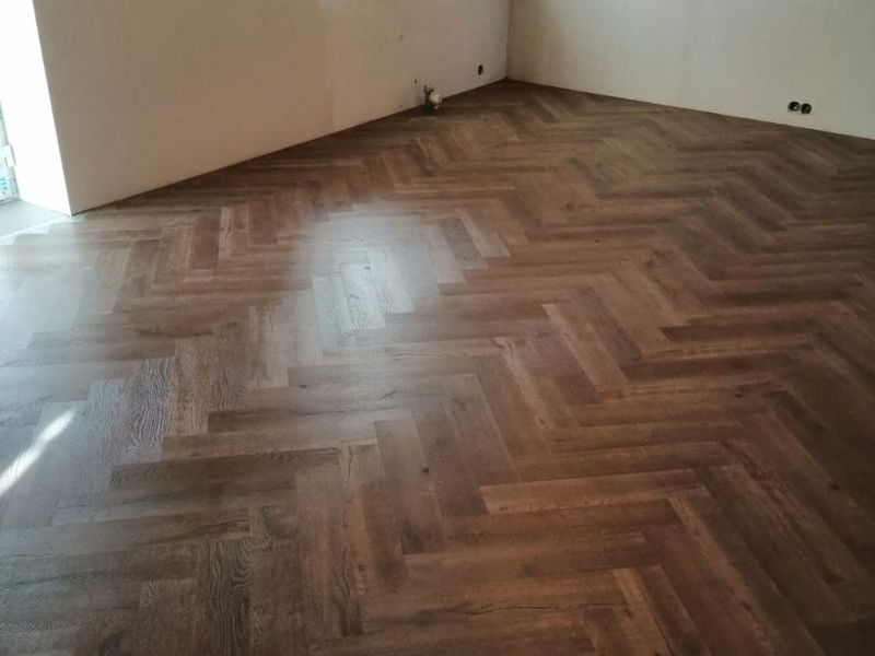 Dubová podlaha kladená do vzoru rybí kosti