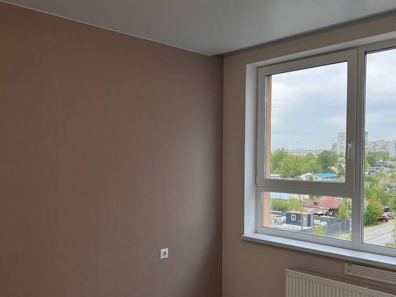 Pokoj v teplém zemitém odstínu s bílým parapetem