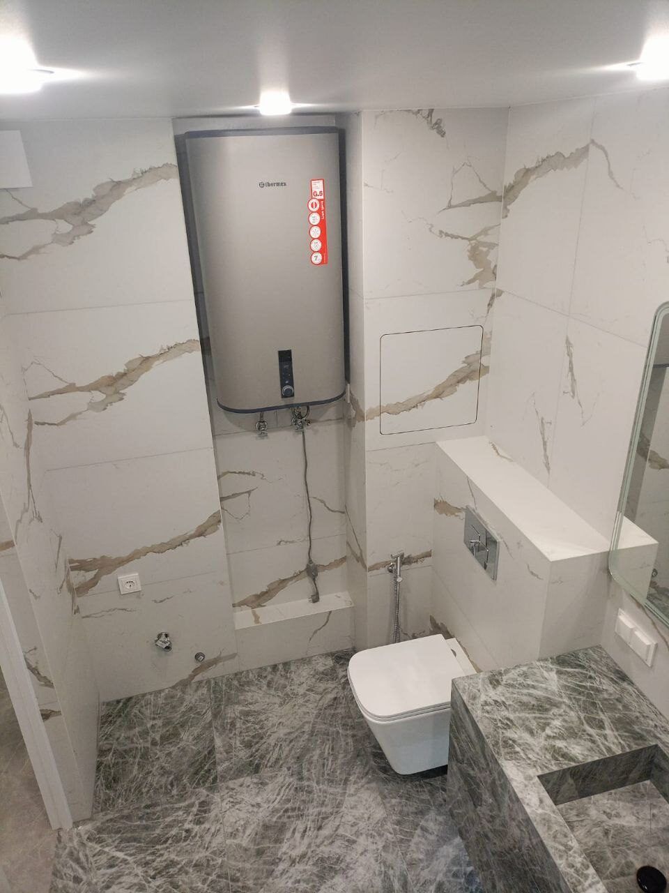 Závěsné WC a nový bojler v koupelně po kompletní rekonstrukci