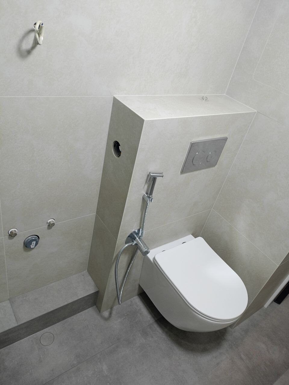 Závěsné WC v malé bílé koupelně po rekonstrukci, Praha