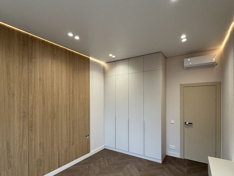 Skryté LED podsvícení po obvodu stropu