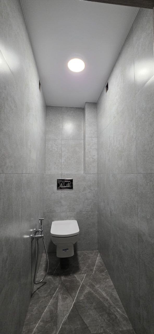 WC po rekonstrukci – stěrka v betonovém dekoru a závěsná mísa