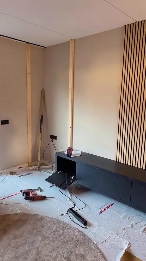 Obývací pokoj s krbovou stěnou
